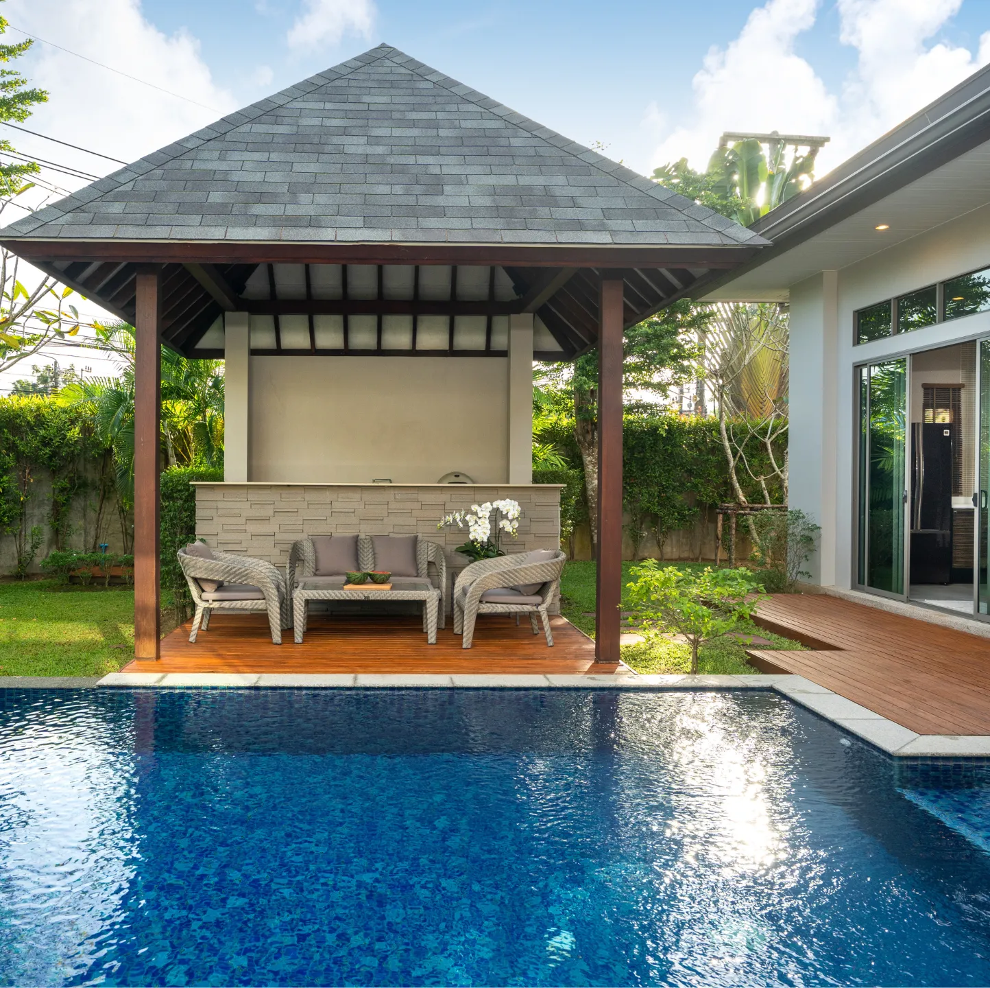 Custom residential pool by Dallas Pools Contractor