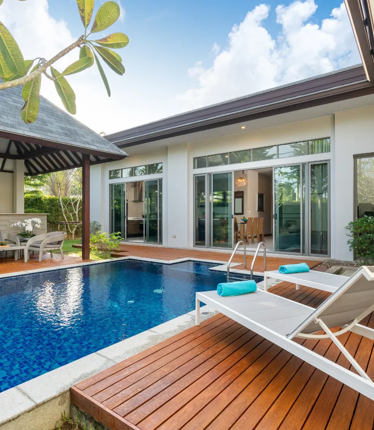 Contemporary private pool with wooden deck and lounge chairs at modern home – Dallas Pools Contractor